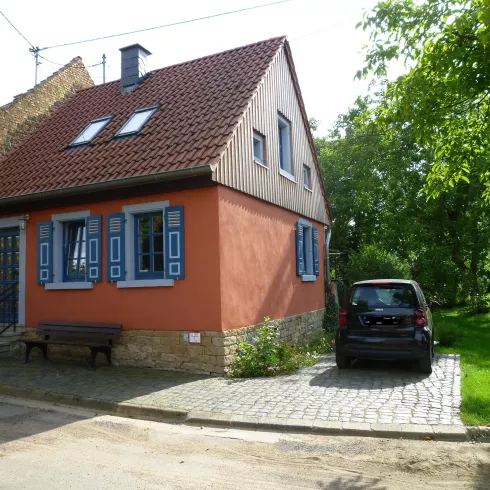 Hausansicht mit Parkplatz Hausansicht mit Parkplatz