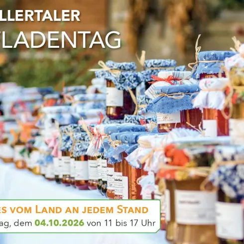 Eine alte, metallene Waage steht auf einem Tisch, umgeben von Kürbissen und Gewichten. Der Hintergrund ist orangefarben und sorgt für eine warme Atmosphäre.