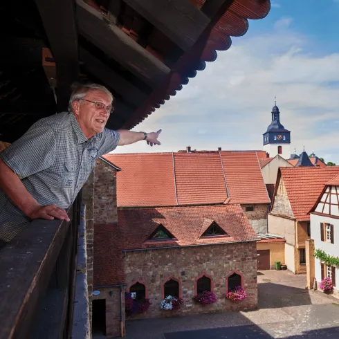 Gästeführer Bernd Knell auf der Kirchheimbolander Stadtmauer
